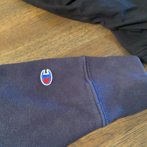 Champion Crewneck - Picture 4 of 4